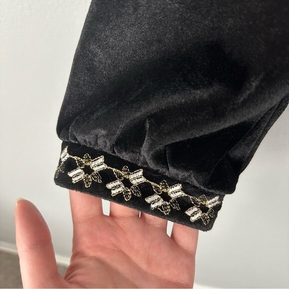 Curations Black Embroidered Velvet Blouse NWT Size Large - Picture 5 of 13